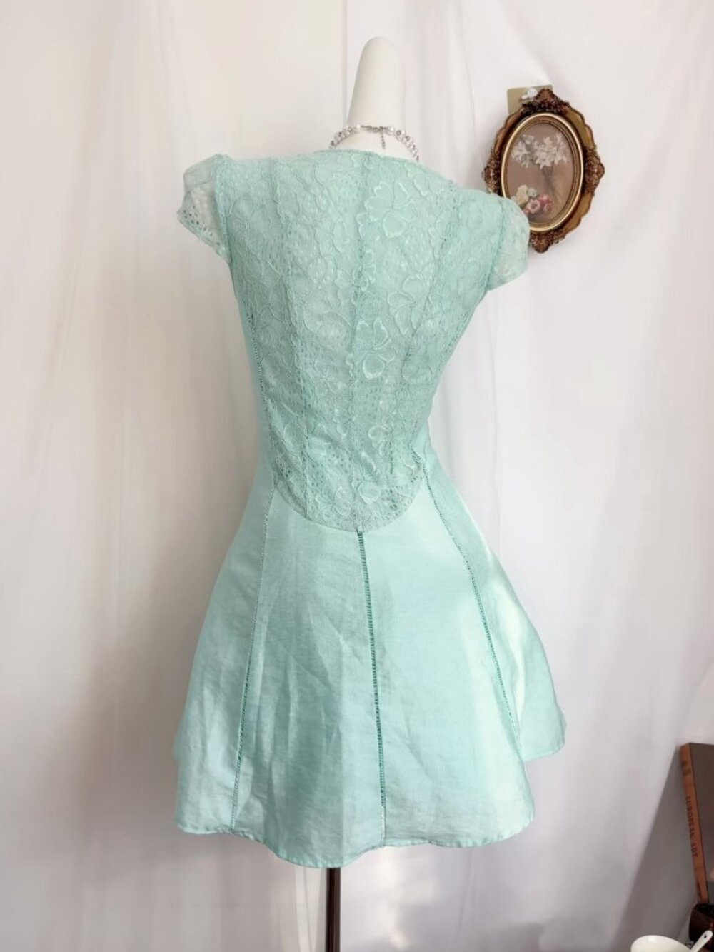 Vintage‑style mint green mini dress. - Picture 4 of 4